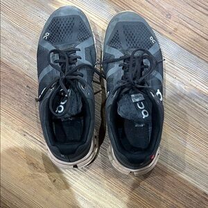 ON Cloud Running women’s Gray Athletic Shoes still wear very well. Smoke free.